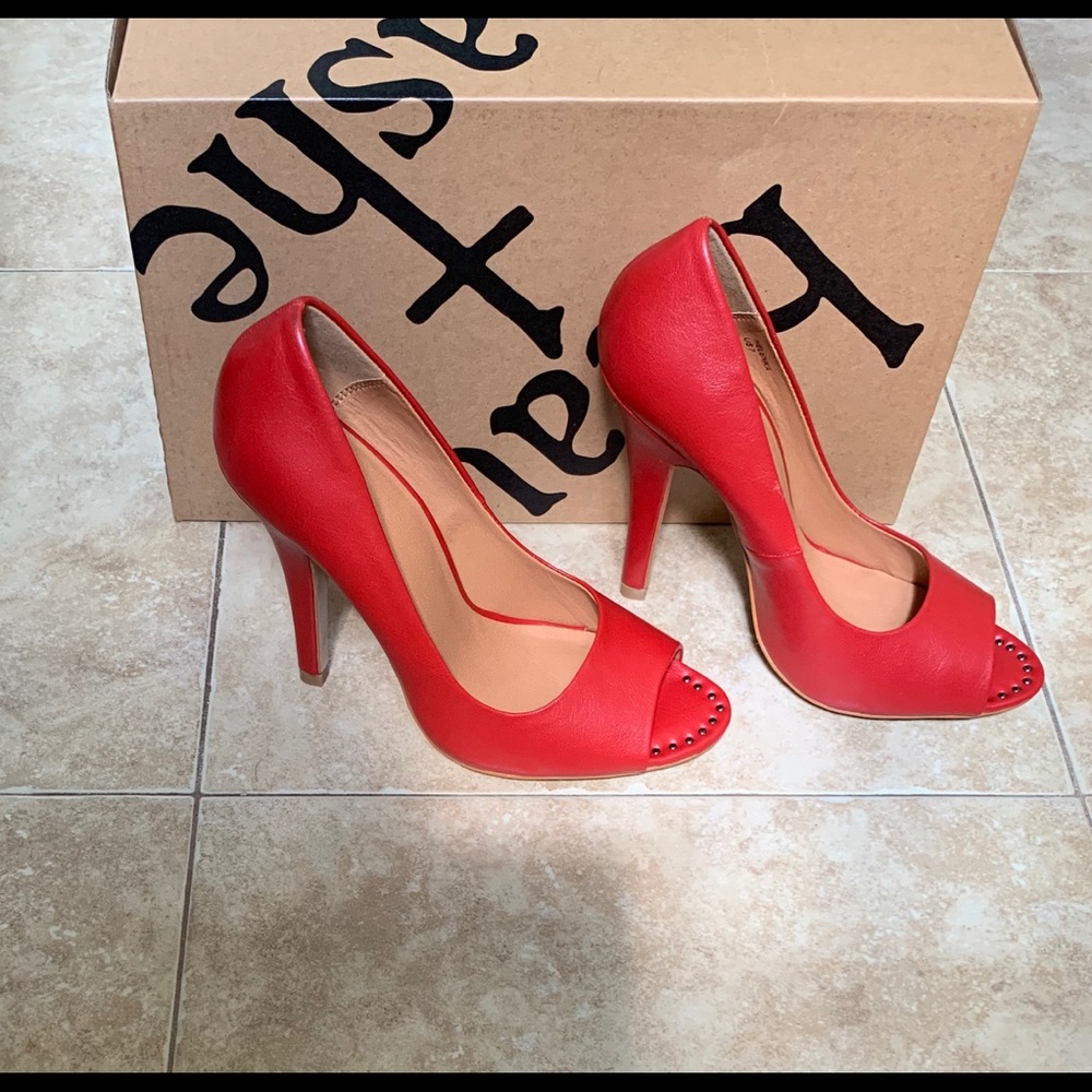 Red pumps